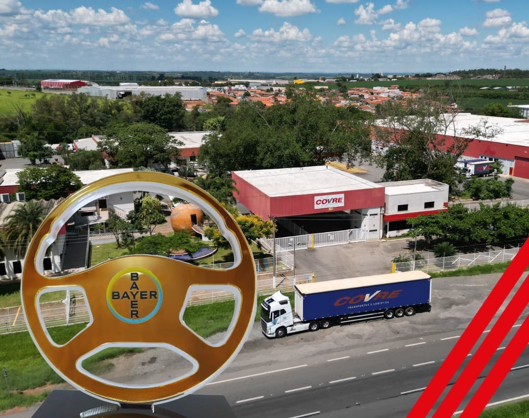 Troféu em forma de volante da Bayer sobre a vista aérea da matriz da Covre na Anhanguera